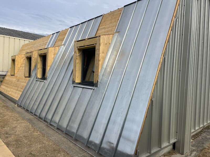 Couverture et façade en zinc naturel à joints debout